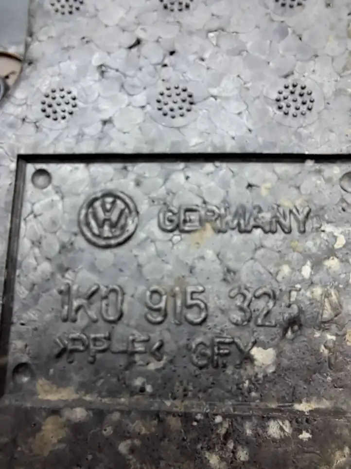 Volkswagen Golf VI (2009 - 2013) 1K0915325A Площадка аккумулятора — фото 3