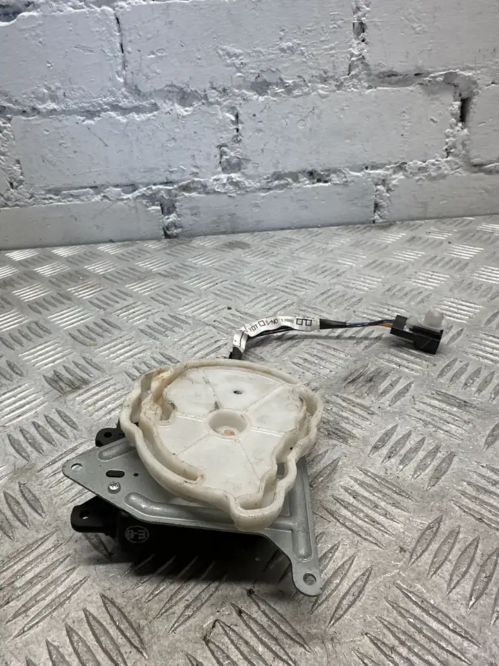 Toyota Avensis T220 (2000 - 2003)  AE0637008610 Двигатель задвижки потока воздуха