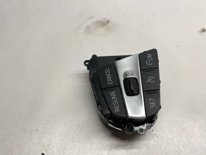 BMW 3 G20 G21 (2019 - ) E17833100 Кнопки на рулевом колесе — фото 3