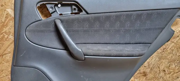 Mercedes-Benz C W203 (2000 - 2007) A2037300270 Обшивка задней двери — фото 3