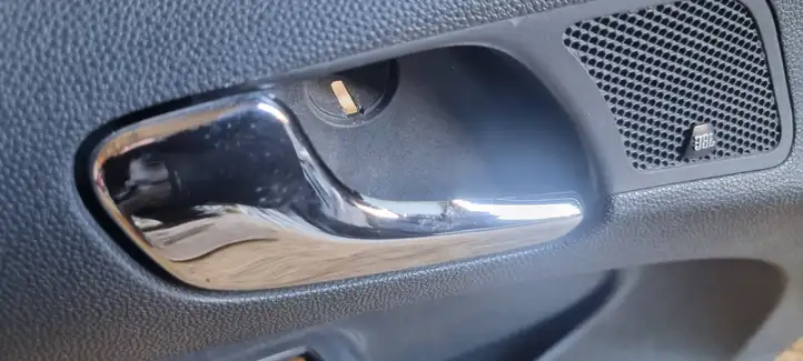 Opel Corsa D (2010 - 2014) 13232890 Обшивка передней двери — фото 9