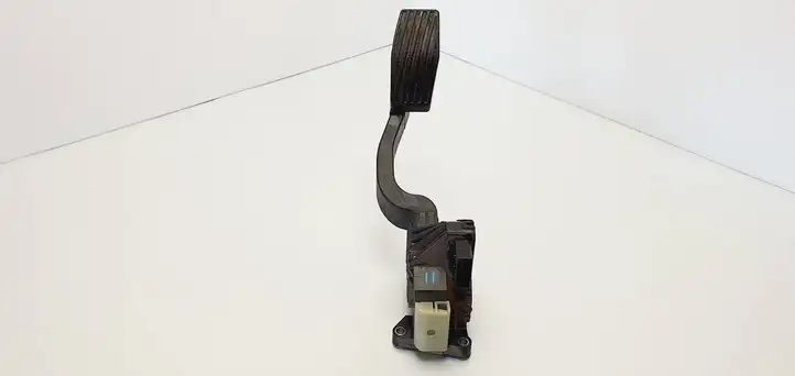 Opel Corsa D (2006 - 2010) 13305804 Педаль акселератора — фото 2