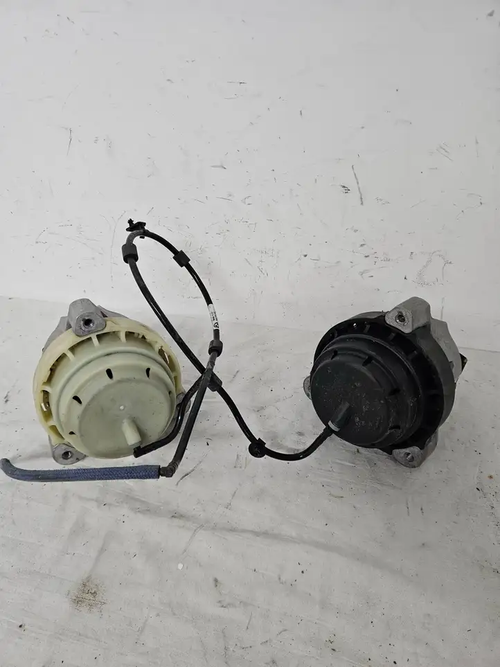 BMW 5 G30 G31 (2016 - ) 9845314 Опора двигателя — фото 6