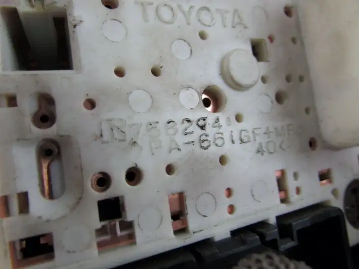 Toyota Yaris (1999 - 2003) Включатель аварийных фонарей — фото 4