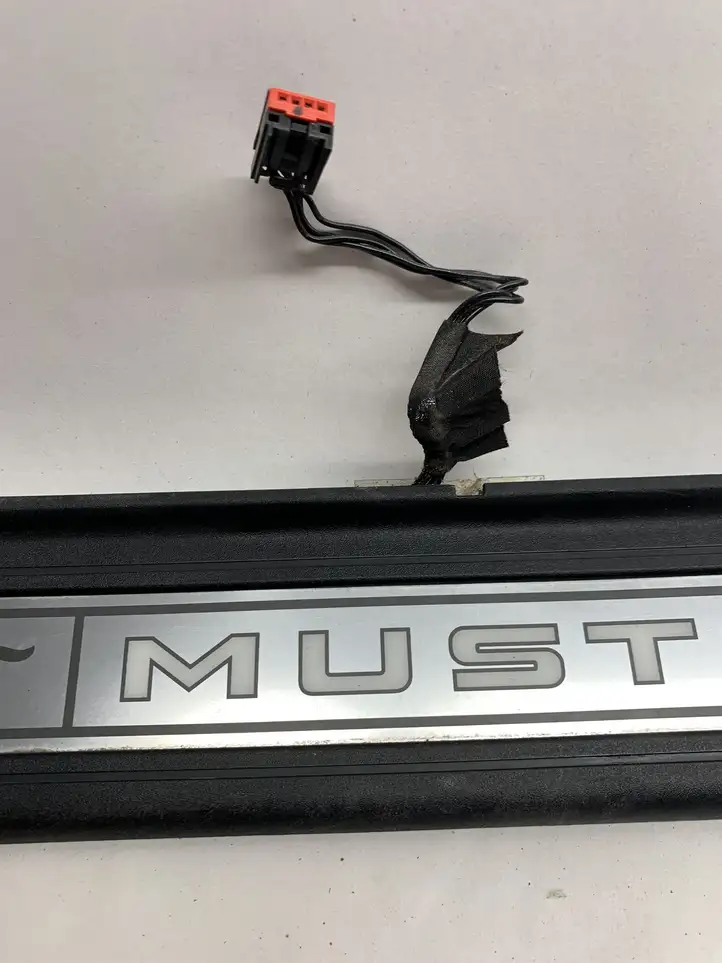 Ford Mustang VI (2015 - ) FR3J6313222AAW Внутренняя отделка переднего порога — фото 7