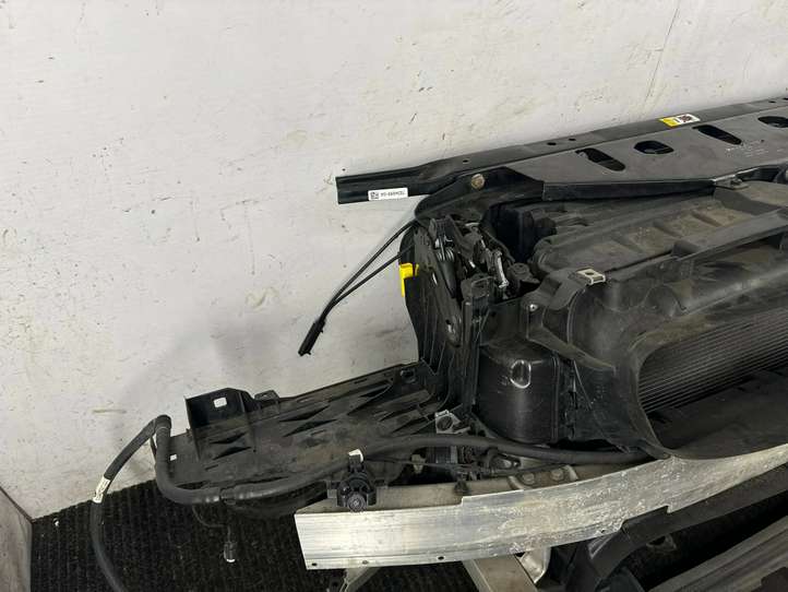 BMW M5 F10 (2011 - 2013)   Панель радиаторов (телевизор)