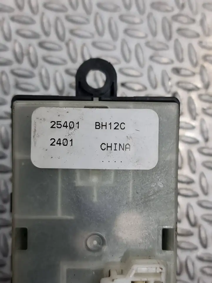 Nissan Note (E11) (2006 - 2014) 25401BH12C Кнопка стеклоподъемников — фото 5