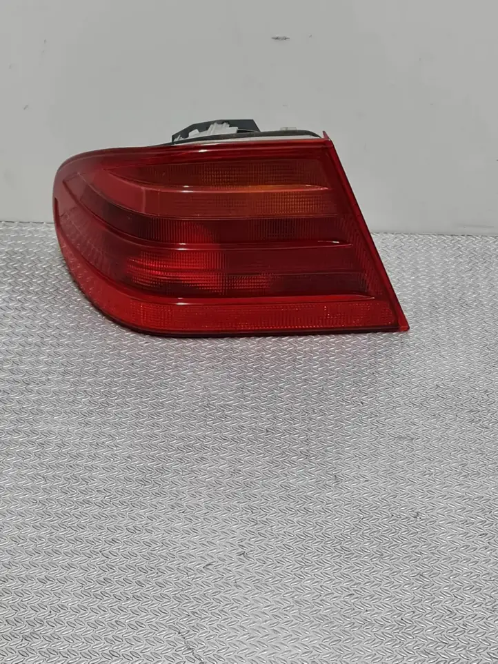 Mercedes-Benz E W210 (1995 - 2002) A2108204364 Задний фонарь в кузове — фото 1