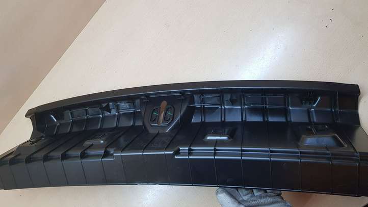 BMW 4 F32 F33 (2013 - 2017)  7284138 Отделка порога багажника