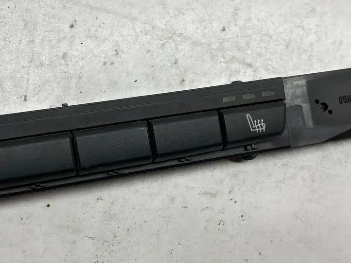 BMW 3 E90 E91 (2005 - 2012) 6962591 Кнопка фаркопа в багажнике — фото 4
