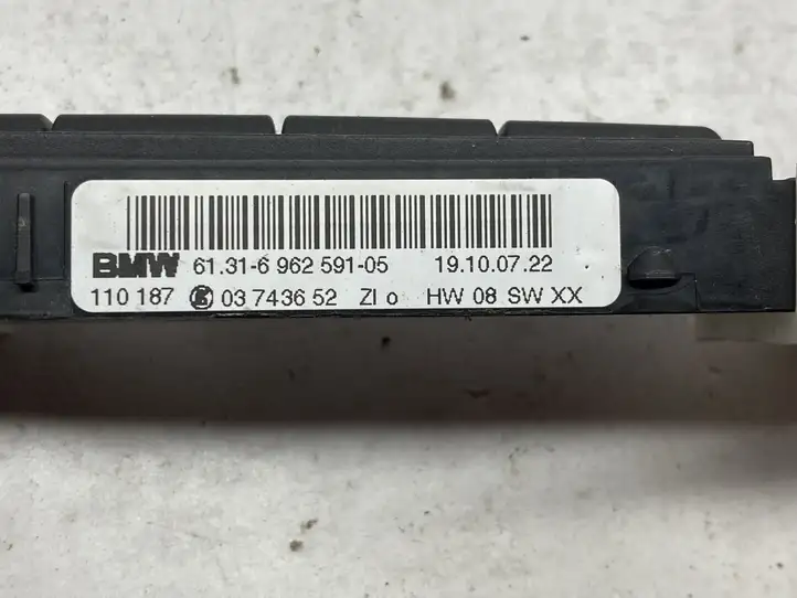 BMW 3 E90 E91 (2005 - 2012) 6962591 Кнопка фаркопа в багажнике — фото 8