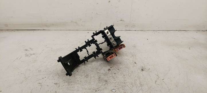 Audi A4 (2000 - 2006)  8E0937503B Блок монтирования реле