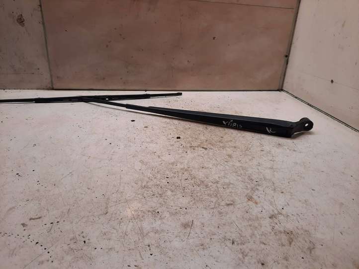 Toyota Yaris (2003 - 2005)  852210D020 Ножка стеклоочистителей лобового стекла