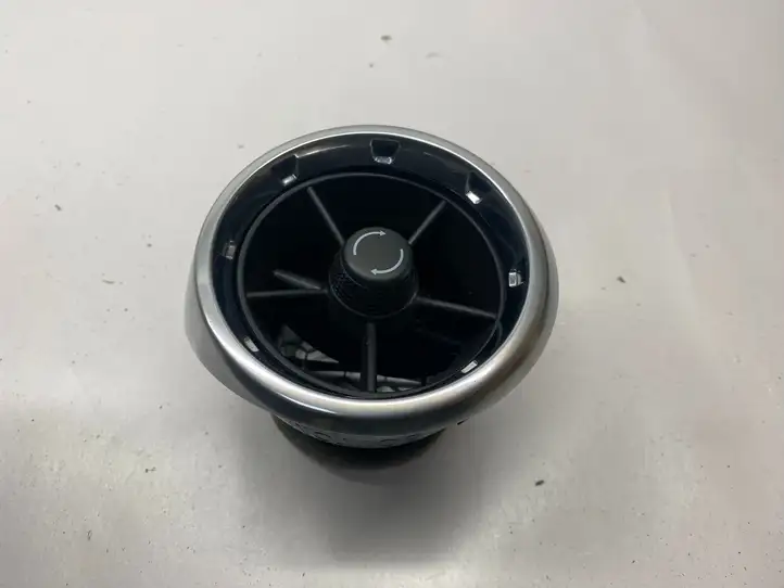Chevrolet Camaro (2015 - 2018) 23158829 Воздушная решетка панели — фото 4