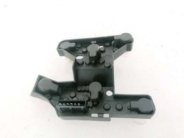 Toyota Avensis T250 (2003 - 2006)  89028758 Держатель крышки лампы заднего фонаря