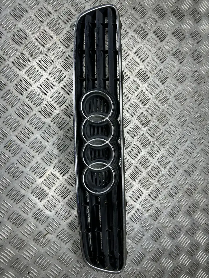 Audi A3/S3 8L (2000 - 2003) 8L0807683 Верхняя решетка радиатора — фото 1
