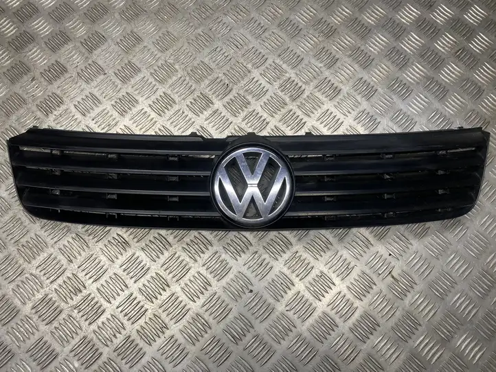 Volkswagen PASSAT B5 (1997 - 2000) 3B0853653C Верхняя решетка радиатора — фото 1
