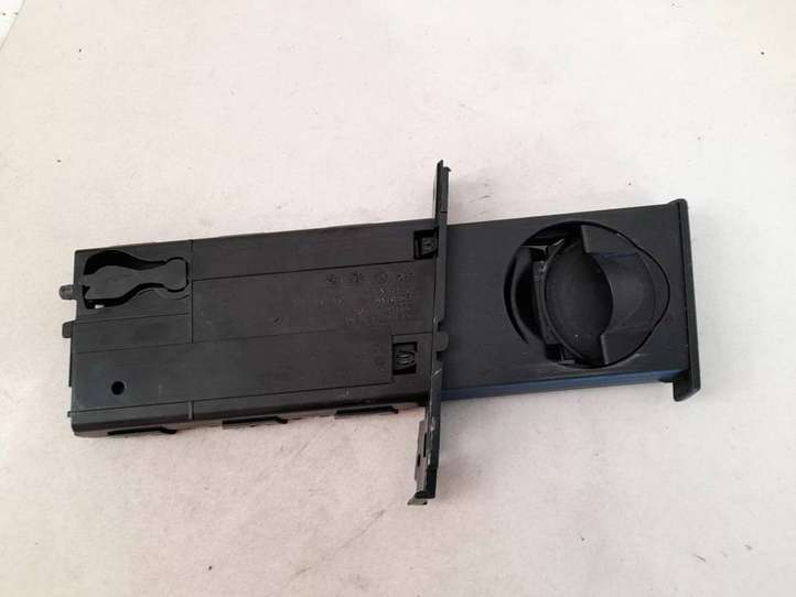 BMW 3 E90 E91 (2005 - 2012)  51457127463 Передний держатель чашки