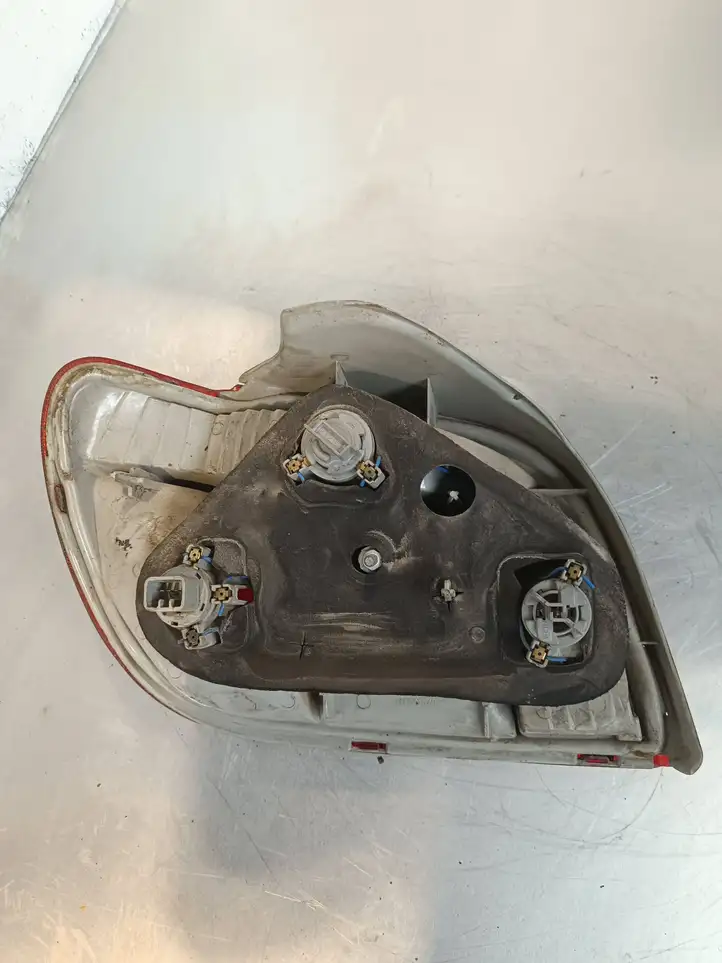 Toyota Yaris (2003 - 2005) Задний фонарь в кузове — фото 2