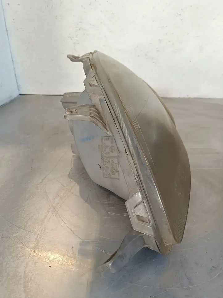 Toyota Yaris (2003 - 2005) Передняя фара — фото 2