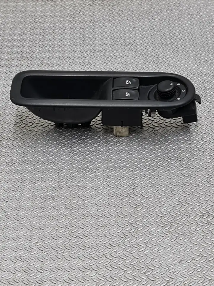 Renault Clio III (2005 - 2012) 8200441113C Кнопка стеклоподъемников — фото 1