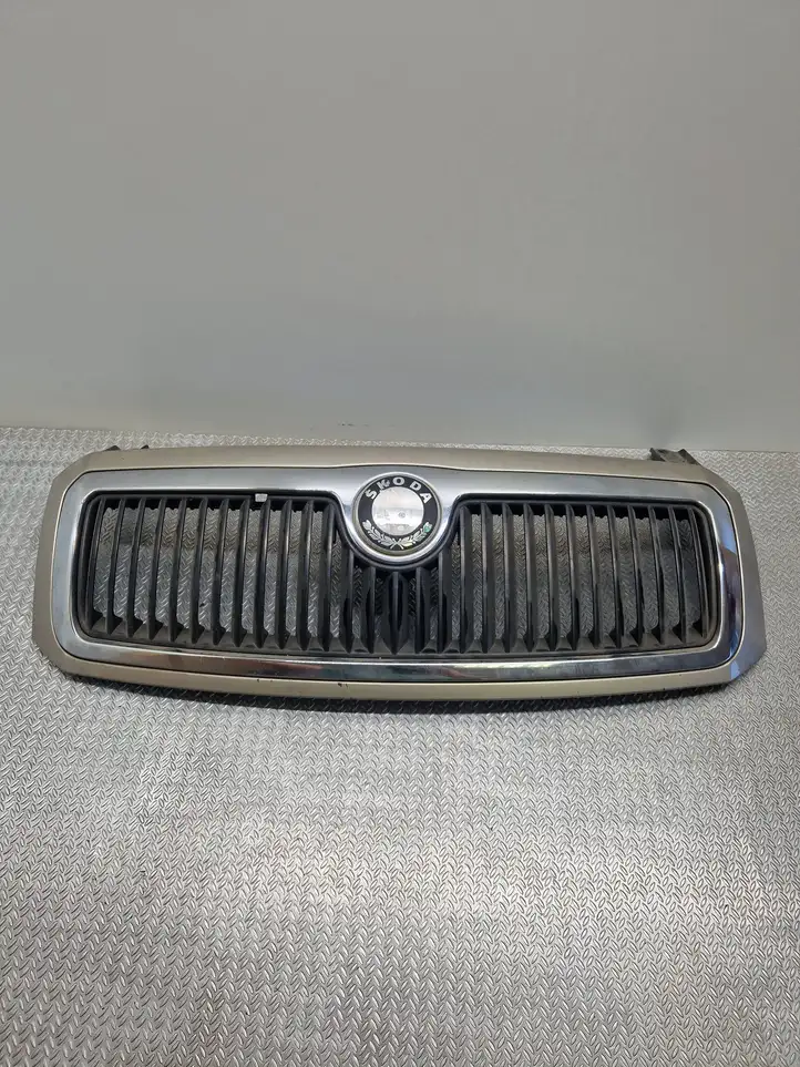 Skoda Fabia Mk1 (6Y) (1999 - 2007) 6Y0853668B Верхняя решетка радиатора — фото 1