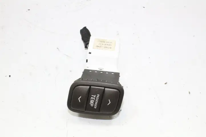 Lexus LS 430 (2000 - 2003) 8719050040 Кнопка фаркопа в багажнике — фото 1