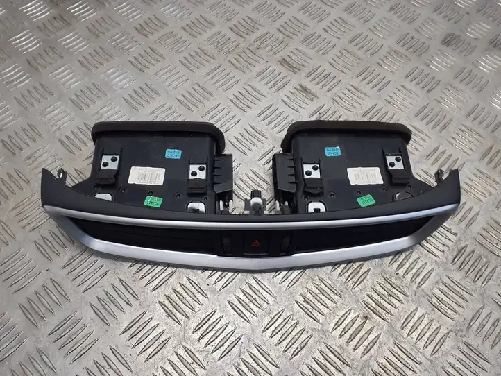 Nissan Qashqai (2013 - 2017) 687504EA0A Центральный воздушный дефлектор — фото 3