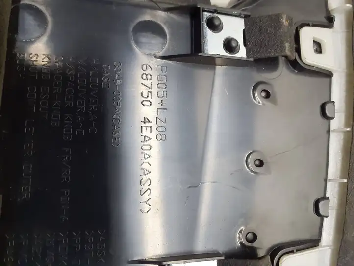 Nissan Qashqai (2013 - 2017) 687504EA0A Центральный воздушный дефлектор — фото 9