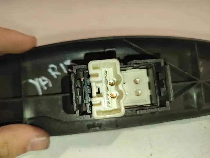 Toyota Yaris (1999 - 2003) Кнопка стеклоподъемников — фото 3