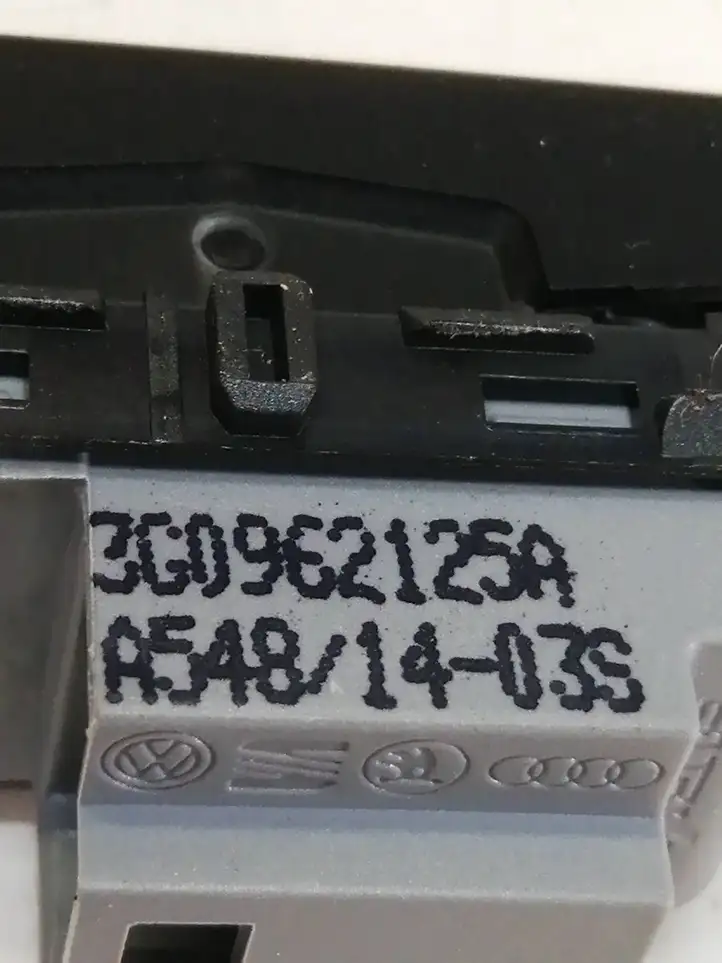 Volkswagen PASSAT B8 (2015 - ) 3C0962125A Включатель центрального замка — фото 1