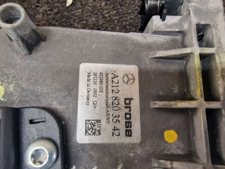 Mercedes-Benz E W212 (2009 - 2016)  A2128203542 Притягиватель задней крышки