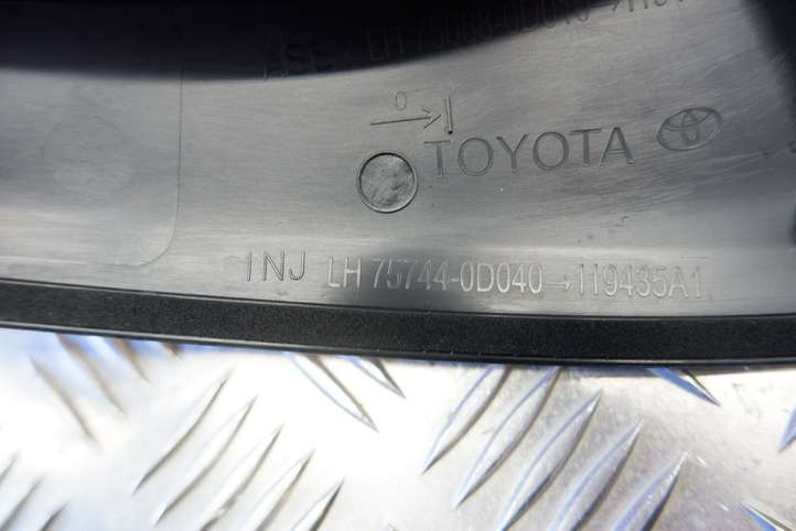 Toyota Yaris Cross (2020 - )  750880D010  Отделка дверей (молдинги) задней двери