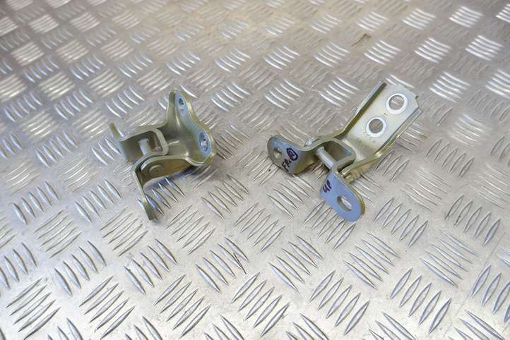 Toyota Yaris Cross (2020 - )  6871002060 Комплект петель передней двери