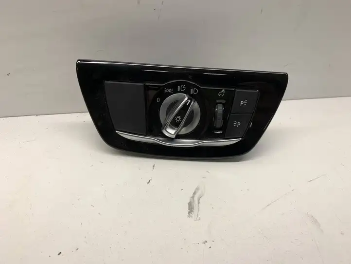 BMW 5 G30 G31 (2016 - ) 6841879 Включатель фонарей — фото 1