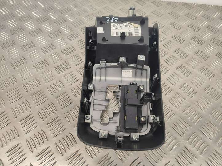 Kia Ceed (2006 - 2010)  846511H000 Рамка рычага переключения передач