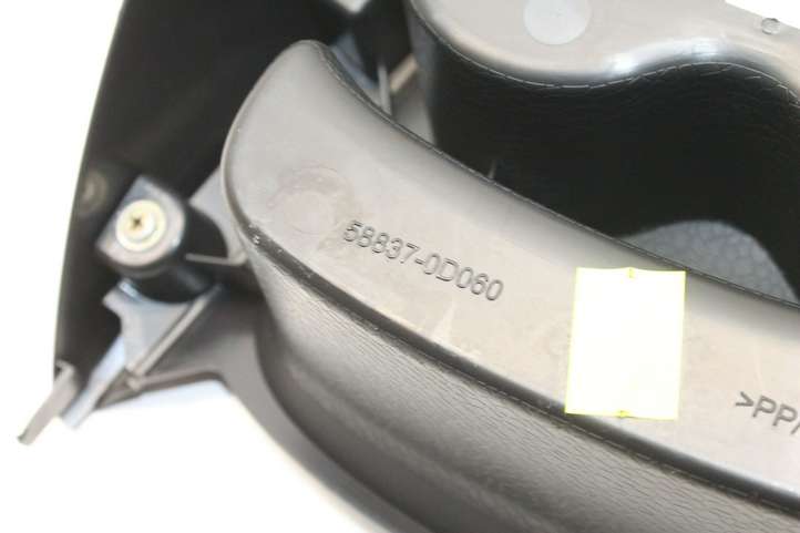 Toyota Yaris (2014 - 2019)  588370D060 Другая центральная деталь консоли (туннеля)