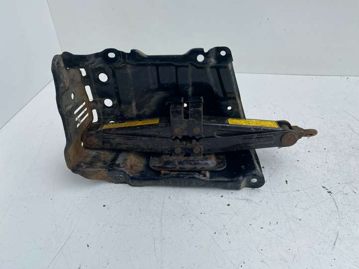 Toyota Previa (XR30, XR40) II (2000 - 2006)  0911128090 Домкрат (данкрат)