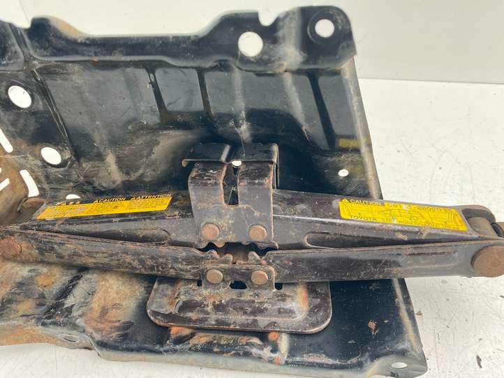 Toyota Previa (XR30, XR40) II (2000 - 2006)  0911128090 Домкрат (данкрат)