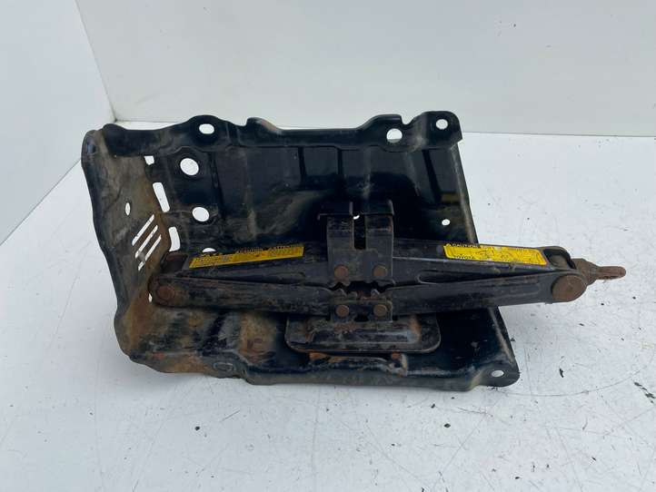 Toyota Previa (XR30, XR40) II (2000 - 2006)  0911128090 Домкрат (данкрат)
