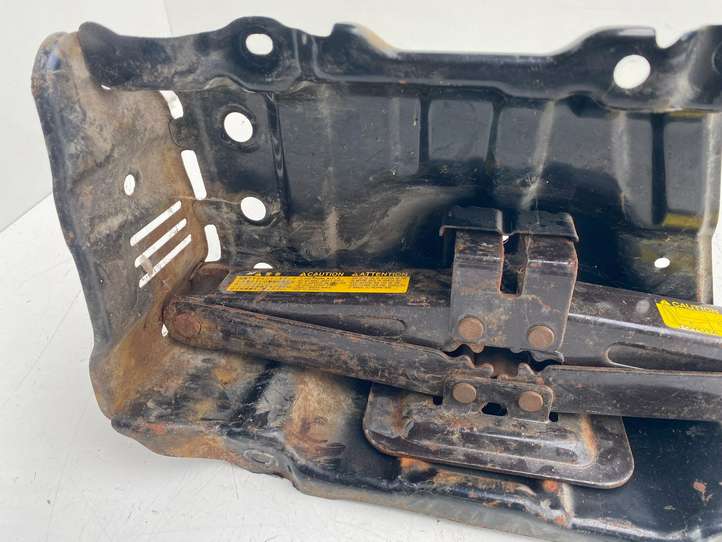 Toyota Previa (XR30, XR40) II (2000 - 2006)  0911128090 Домкрат (данкрат)