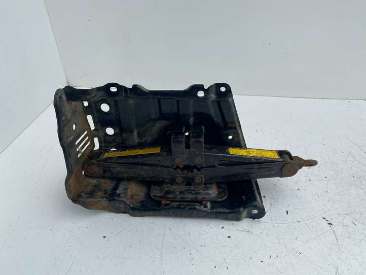 Toyota Previa (XR30, XR40) II (2000 - 2006)  0911128090 Домкрат (данкрат)