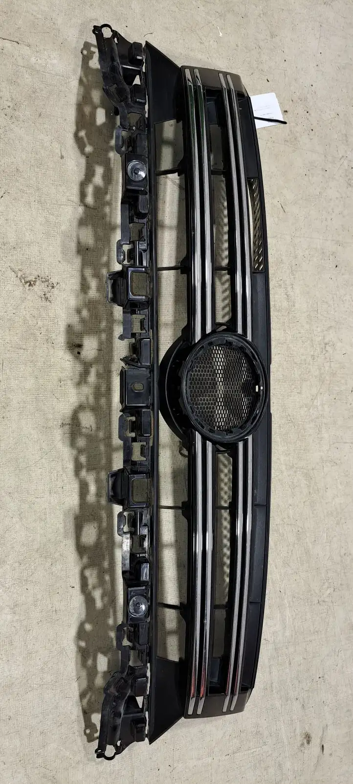 Volkswagen Tiguan (2016 - 2020)  VG101000000 Верхняя решётка