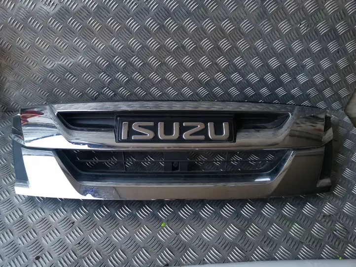 Isuzu D-Max (2012 - 2019) Верхняя решетка радиатора — фото 1