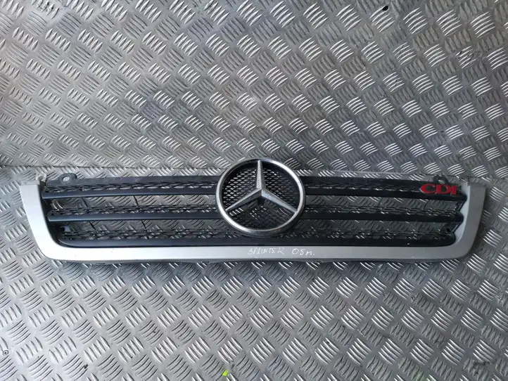 Mercedes-Benz Sprinter W901 W902 W903 W904 (1995 - 2007) A9018800385 Верхняя решетка радиатора — фото 1