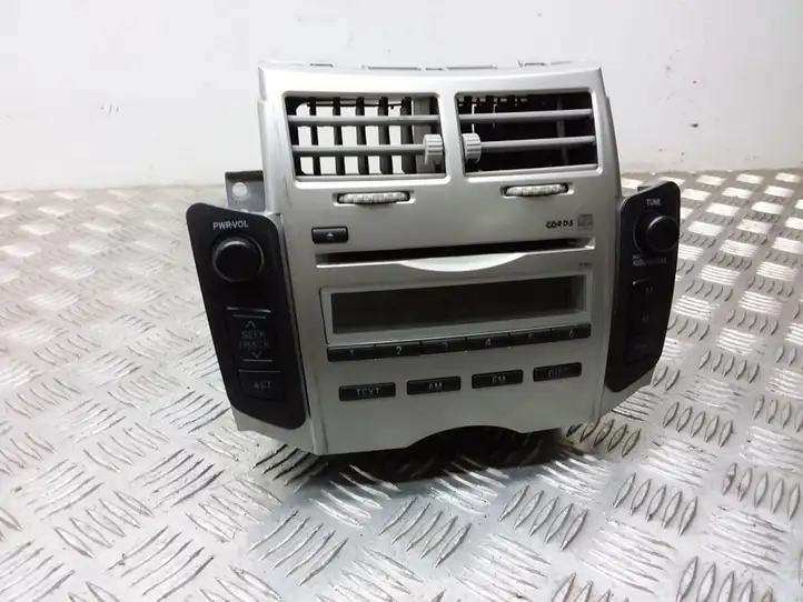 Toyota Yaris (2005 - 2009)  861200D200 Радио/ проигрыватель CD/DVD / навигация