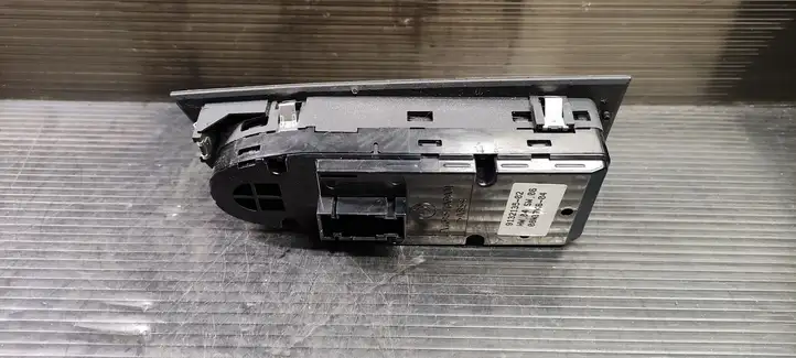 BMW 3 E90 E91 (2005 - 2012) 9132135 Кнопка стеклоподъемников — фото 3