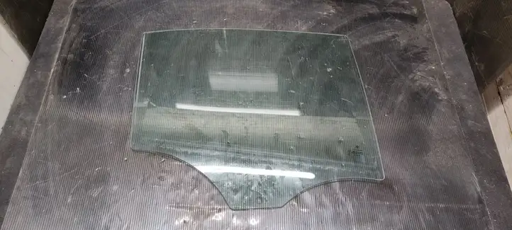 BMW 3 E90 E91 (2005 - 2012) 43R001582 Стекло задней двери — фото 1