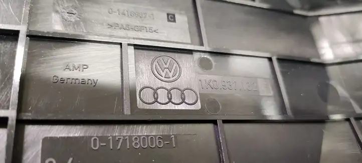 Volkswagen Golf V (2003 - 2009) 1K0937132F Крышка ящика предохранителей — фото 2