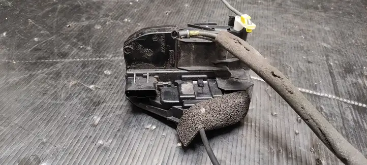 Nissan Qashqai (2010 - 2013) PBT30 Замок задней двери — фото 2